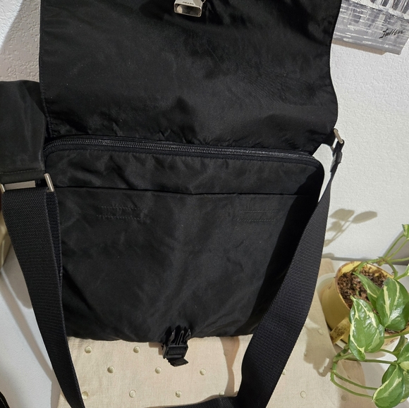 VINTAGE PRADA BLACK TESSUTO NYLON CROSS BODY TRAVEL BAG - Picture 16 of 16